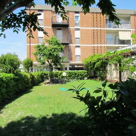Elegant In A Quiet Area With Garden Vila