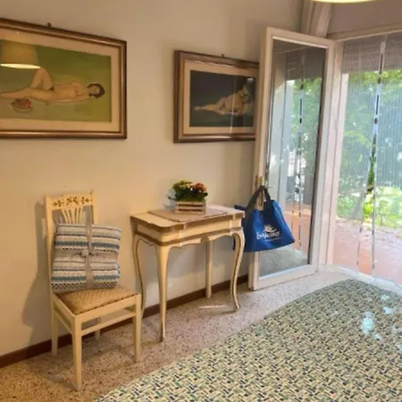 Vila Elegant In A Quiet Area With Garden